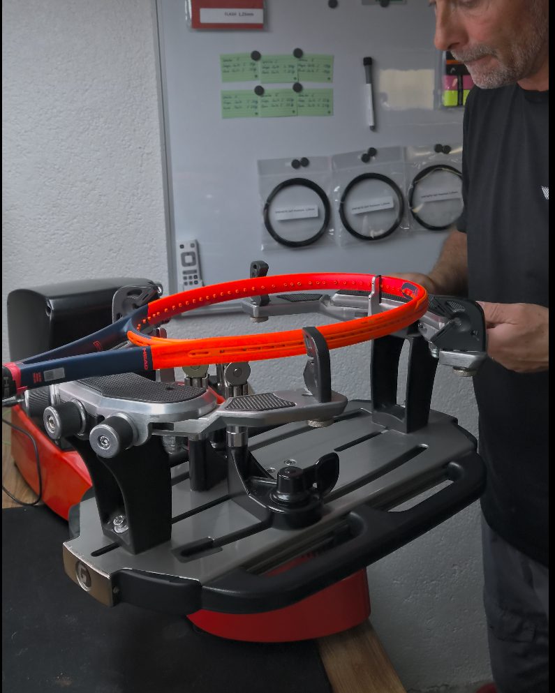 Jens Moses bespannt einen Schläger an der Maschine
